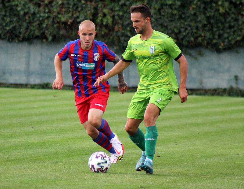 Z podzimu ČFL: Vltavín - Viktoria Plzeň B (červenomodří).