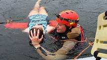 17 - Záchranář rukou chrání hlavu zachraňovaného.