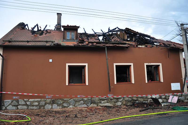 Oblíbenou restauraci Angusfarm v Soběsukách u Nepomuku zničil požár.