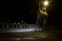 Městští policisté zachraňují sebevraha a Wilsonově mostě v Plzni