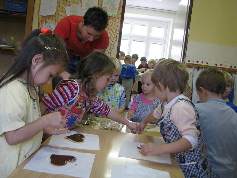 Ve Chválenické školce si děti samy vyzdobily na Martina tradiční posvícenecké placičky ve tvaru srdce nebo třeba kytiček. A šlo jim to opravdu krásně