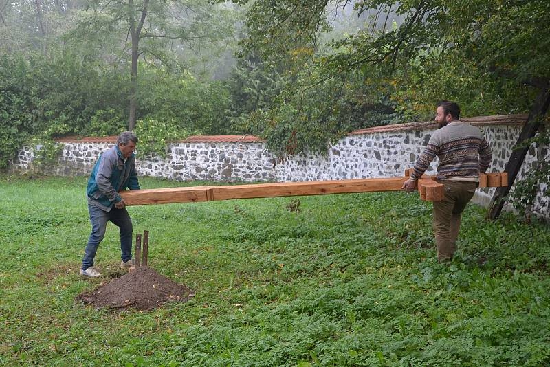 V areálu kostela sv. Ambrože na Vícově u Přeštic loni na podzim vztyčili nový kříž.