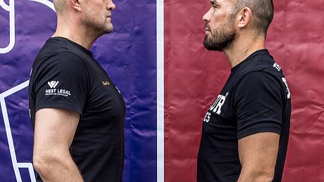 O titul v nové váhové kategorii Bridgerweight (do 101,6 kg), která je zatím uznávána jen organizací WBC, se utkali plzeňští boxeři a dlouholetí rivalové: Pavel Šour (vlevo) s Václavem Pejsarem.