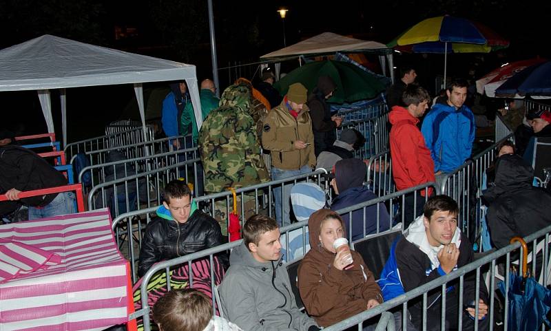 Fanoušci čekají na předprodej lístků na Ligu Mistrů