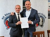 Josef Bernard, člen dozorčí rady Škoda Transportation (vpravo), spolu s generálním manažerem hokejového klubu Martinem Strakou pózují po podpisu nové smlouvy.