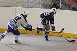 Ze zápasu hokejbalové extraligy Škoda Plzeň (v bílém) - Ústí nad Labem 7:2.