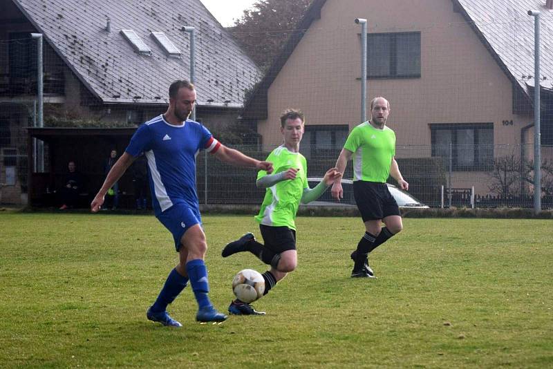 I. B třída, skupina B (15. kolo): SK Bolešiny (na snímku fotbalisté v modrých dresech) - TJ Sokol Štěnovice (zelení) 4:0.