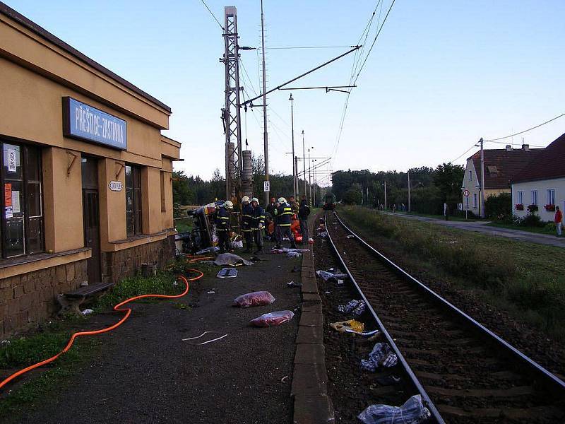 Nehoda na železničním přejezdu u stanice Přeštice-zastávka. Řidič auta na místě zemřel, spolujezdce transportoval vrtulník s těžkými poraněními do nemocnice