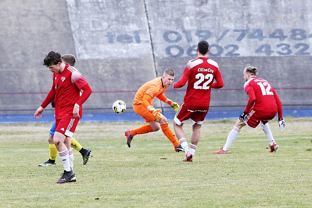 FORTUNA divize A (17. kolo): SK Petřín Plzeň (na snímku fotbalisté v červených dresech) - SENCO Doubravka (žlutí) 4:0.