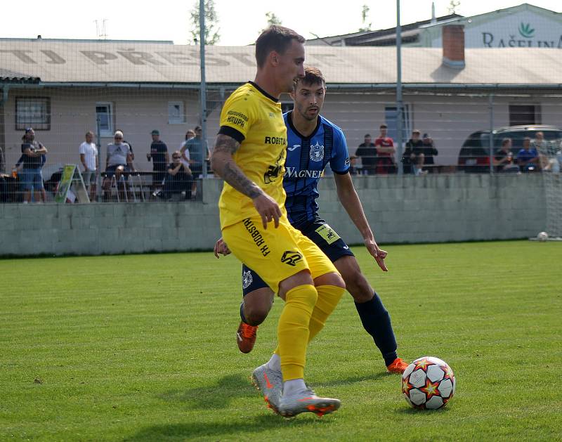 Fotbalisté FK ROBSTAV Přeštice (na archivním snímku hráči ve žlutých dresech) prohráli na půdě divizního Spartaku Soběslav 1:3 a s MOL Cupem se loučí už ve druhém kole.