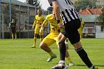 Fotbalisté FK Robstav (na archivním snímku hráči ve žlutých dresech) odvezli ze hřiště Povltavské FA jeden bod 