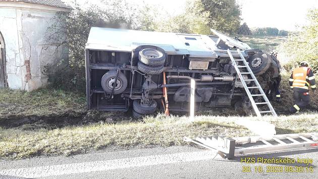 Nehoda dvou dodávek na křižovatce silnice I/20 a odbočky na Radimovice nedaleko Všerub.