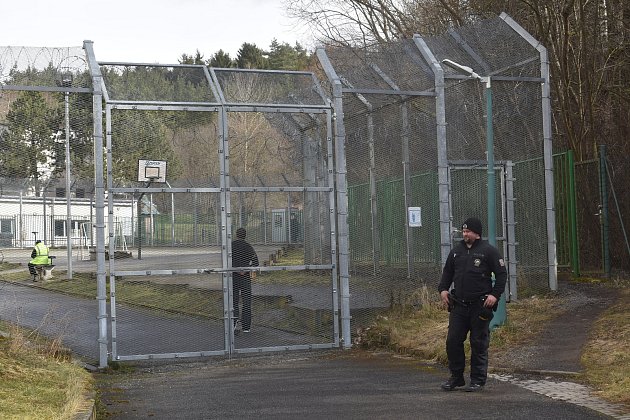 Zařízení pro zajištění cizinců v Balkové na Plzeňsku hlídá uvnitř bezpečnostní služba, zvenku policie. Výzdobu stěn a místností si cizinci, čekající na vyhoštění, vyrobili sami.