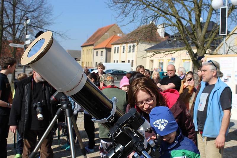 Pozorování částečného zatmění Slunce ve Spáleném Poříčí