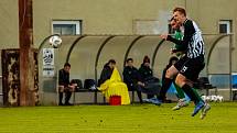 15. kolo I. A třídy: SK Smíchov Plzeň - FC Rokycany B (na snímku fotbalisté v zelených dresech) 4:2 (2:0).