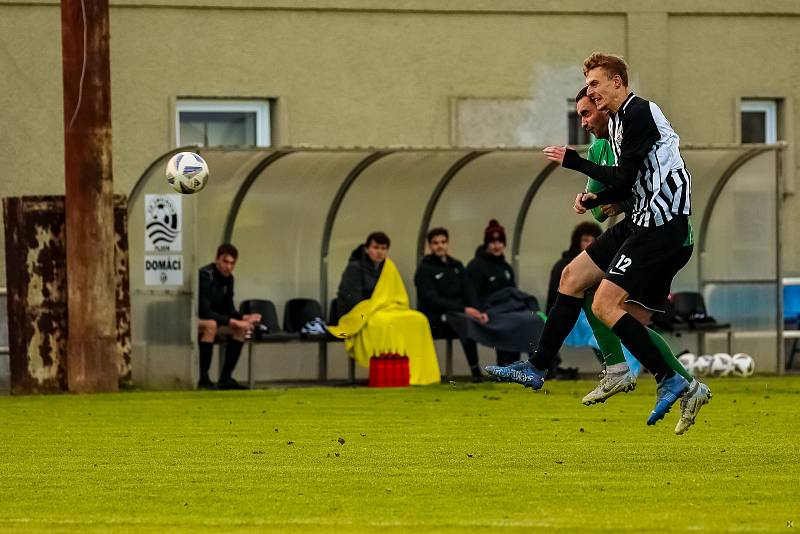 15. kolo I. A třídy: SK Smíchov Plzeň - FC Rokycany B (na snímku fotbalisté v zelených dresech) 4:2 (2:0).