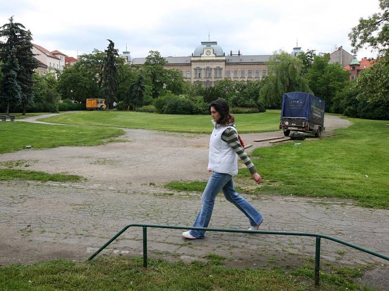 Pohled na budovu Církevního gymnázia přes park na Mikulášském náměstí