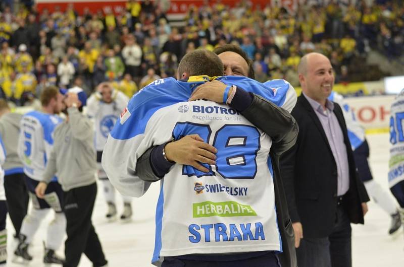 Hokejisté oslavují zisk historicky prvního titulu mistra na stadionu ve Zlíně