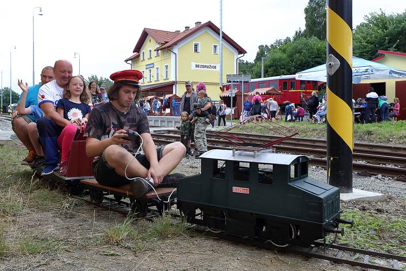 Parní vlak s lokomotivou řady 434.2. dovezl mnoho příznivců lokálek na oslavy 120 let lokální trati Pňovany – Bezdružice. Hlavním lákadlem oslav, které pokračují i v neděli, jsou jízdy historickými vlaky.