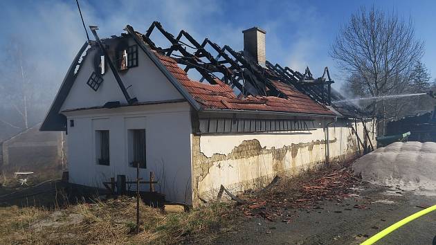 Požáru stodoly a přilehlého rodinného domu v Nechanicích.