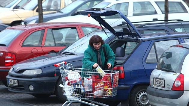 Předvánoční čas žene lidi do obchodních center.  Plná parkoviště byla  u Kauflandu (na snímku), ale i u dalších plzeňských obchodů. Lidé už nakupují dárky na Vánoce,  hromadné nakupování potravin na svátky nás prý ještě čeká