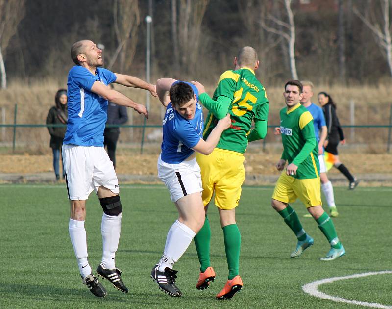 Fotbalisté plzeňského Rapidu (na archivním snímku hráči v modrých dresech) porazili Chotíkov. Naopak Tlumačov (zelení) doma utrpěl debakl, Zruči podlehl 1:5.