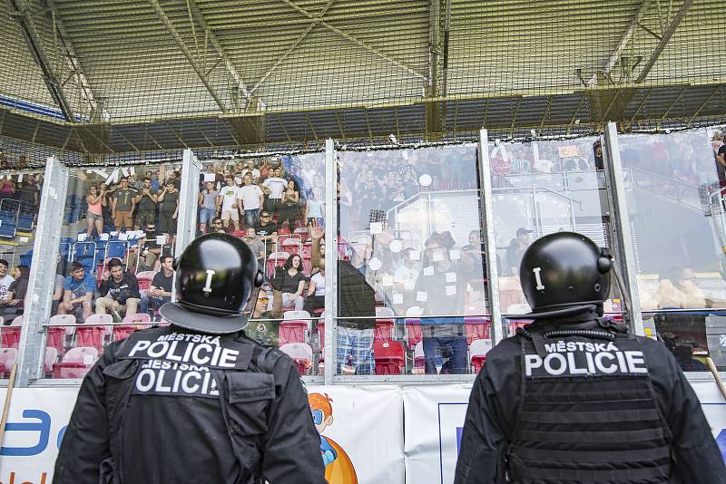 Výcvik pořádkových a zásahových jednotek policie České republiky.