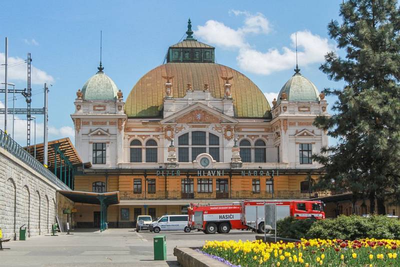 Policejní opatření na vlakovém nádraží v Plzni.