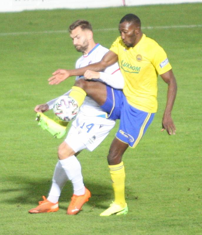 Prvoligoví fotbalisté Fastavu Zlín (ve žlutém) v rámci nedělního 8. kola FORTUNA:LIGY v domácím prostředí porazili Viktroii Plzeň 1:0 brankou Tomáše Poznara.