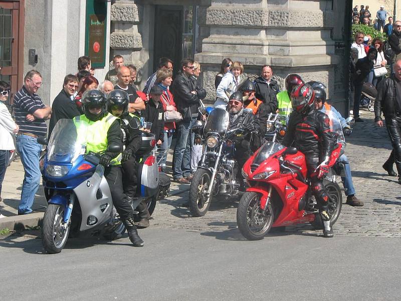 Motorkářům v neděli přálo počasí. I proto se jich na tradiční Prvomájovou vyjížďku sjelo více než tisíc