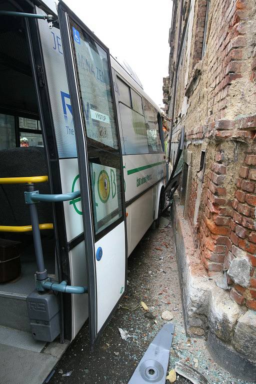 Nehoda autobusu ČSAD a osobního auta na rohu ulic Koperníkova a Bendova