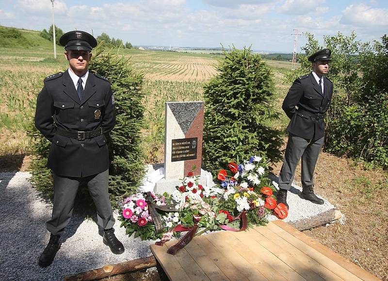 Policisté a rodina v Letkově uctili památku zastřeleného poručíka Jiřího Hrubého