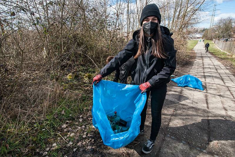 Dobrovolníci Trash Hero uklízí v okolí Mže.