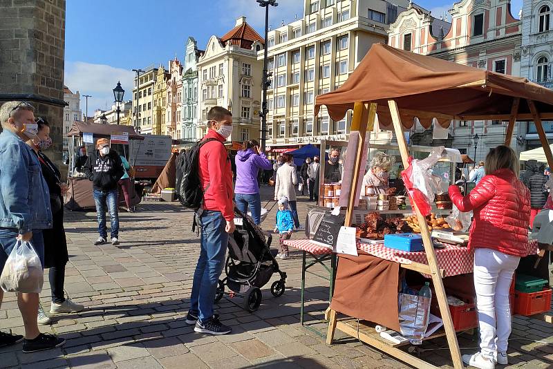 Farmářské trhy v Plzni na náměstí Republiky.