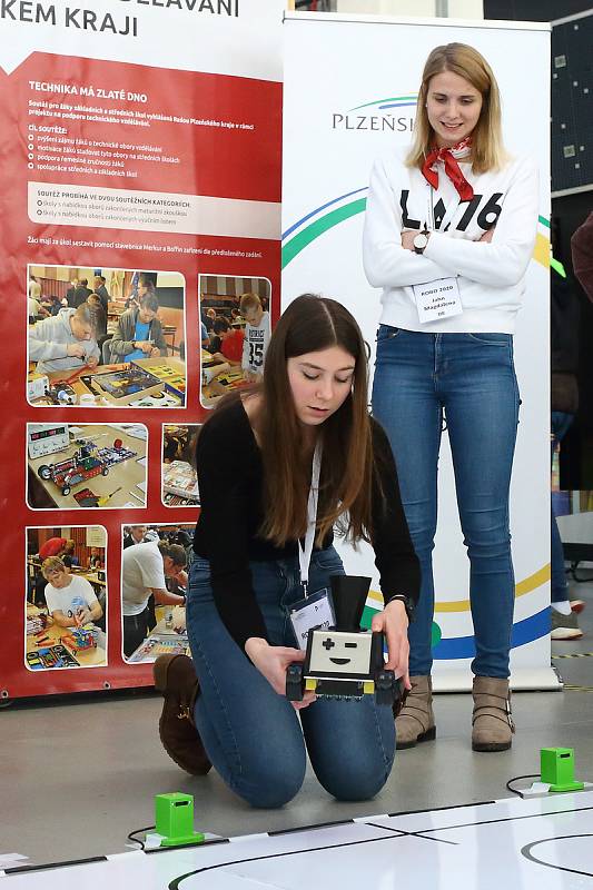 Dvoučlenné týmy studentů v plzeňské Techmanii vyslali na soutěžní jízdu robotická vozítka