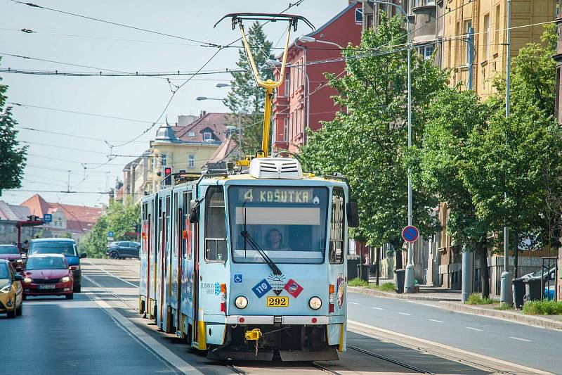 Plzeňská Viktoria slaví 110 let. Tramvaje jezdí s vlajkami klubu