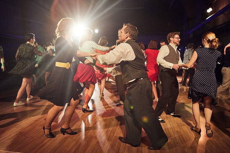 Vyznavači tanečních stylů lindy hop, charleston, blues nebo i burlesque se sešli na tanečním víkendu Lindy Hop Herbst Camp v plzeňském Depu 2015. Festival nabídl 30 lekcí různých tanců s lektory z 5 zemí a také tři večírky s živou hudbou.