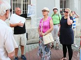 Miroslav Anton (v černém tričku) ukazuje při sobotní procházce Petrohradem zájemcům řadu zajímavostí.