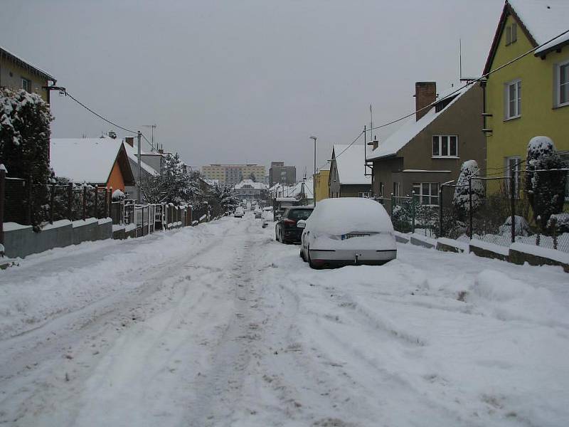 Plzeňské ulice po vydatném sněžení - Borová