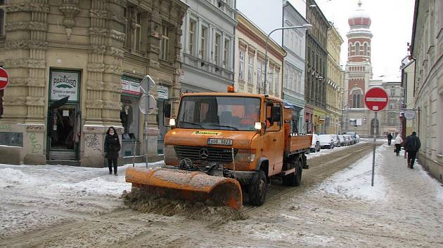 Plzeňské ulice po vydatném sněžení - Prešovská