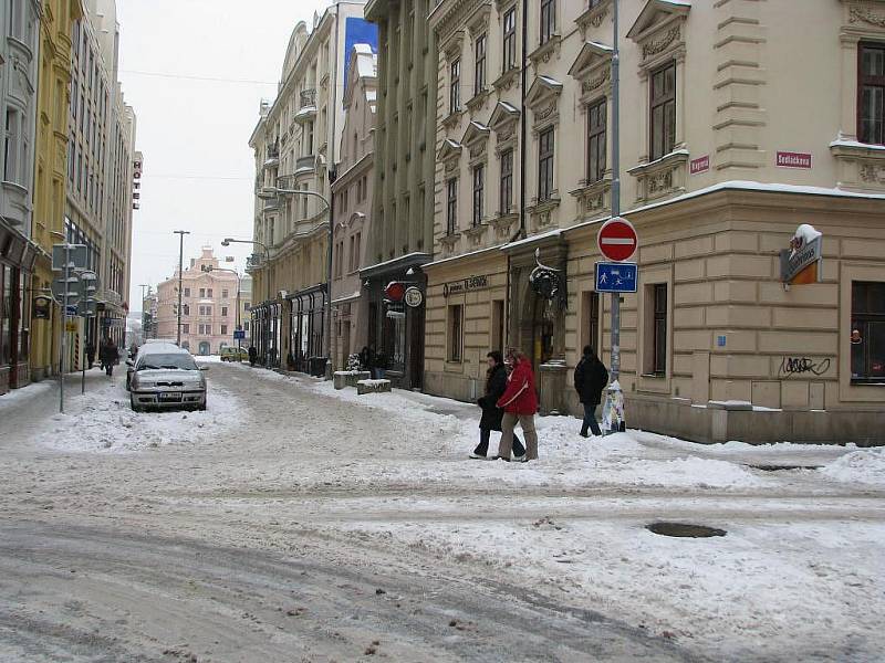 Plzeňské ulice po vydatném sněžení - Riegrova