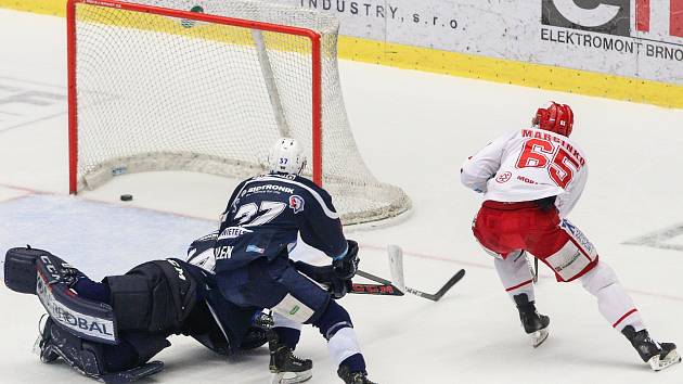 Semifinále play off hokejové extraligy - 5. zápas: HC Oceláři Třinec - HC Škoda Plzeň, 11. dubna 2019 v Třinci. Na snímku (zleva) brankář Plzně Dominik Frodl, Jay Conor Allen, Tomáš Marcinko.