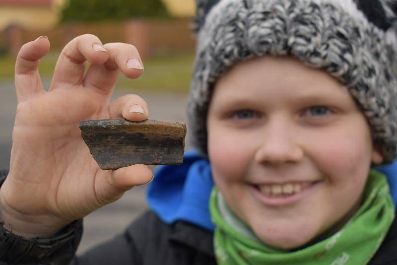 V Myslince na Plzeňsku si lidé vyzkoušeli práci archeologů.