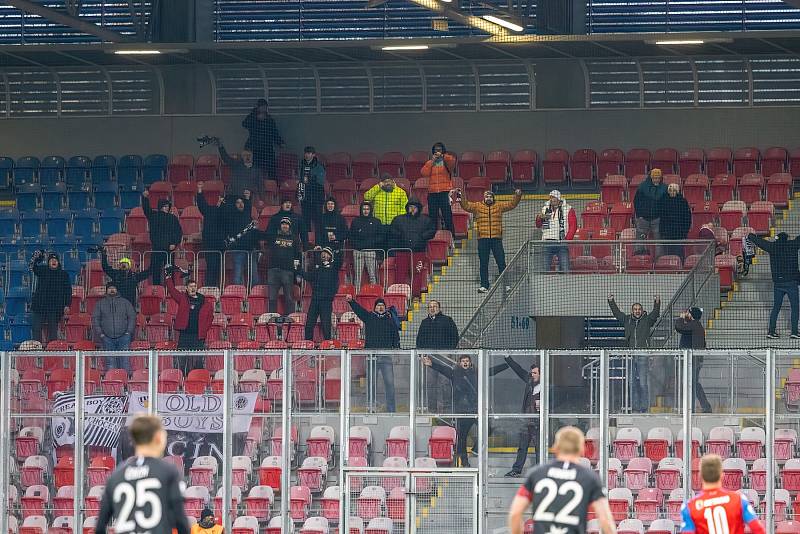 Fotbalisté Viktorie Plzeň podlehli na úvod ligového jara doma nečekaně Hradci Králové 1:2.