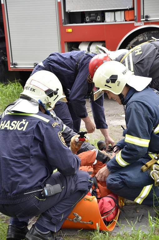 Cvičná záchrana pod vedením hasičů v areálu teplárny.