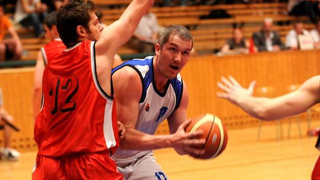 Basketbalisté Lokomotivy porazili v rozhodujícím pátém zápase čtvrtfinále play off Sokol pražský 57:44 a jsou už v semifinále. Na snímku z utkání se snaží vyzrát na urputnou obranu hostů plzeňský Jaroslav Kovanda (s míčem), autor jedenácti bodů