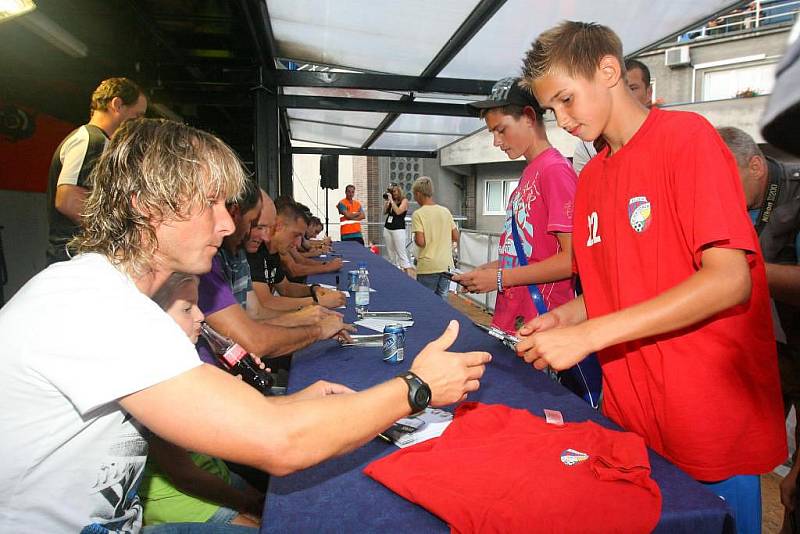 Součástí oslav stoletého výročí klubu FC Viktoria Plzeň byla také autogramiáda. Podepisoval se i Pavel Nedvěd