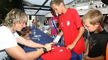 Součástí oslav stoletého výročí klubu FC Viktoria Plzeň byla také autogramiáda. Podepisoval se i Pavel Nedvěd