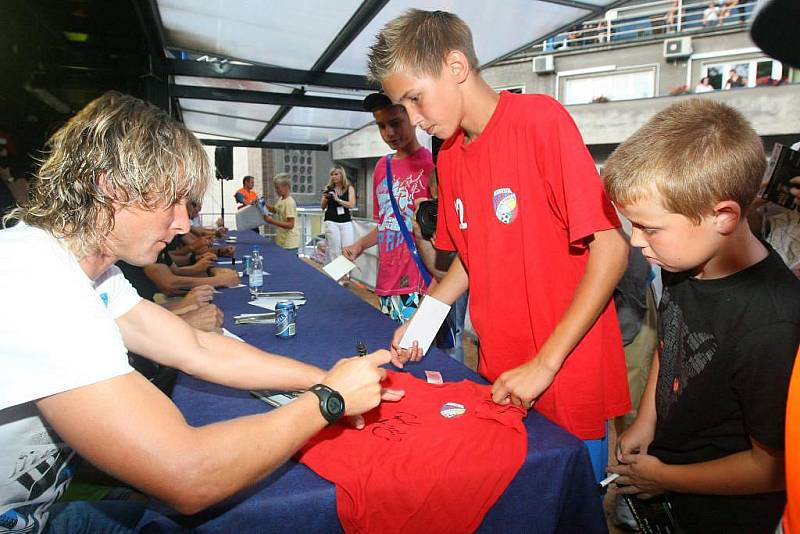 Součástí oslav stoletého výročí klubu FC Viktoria Plzeň byla také autogramiáda. Podepisoval se i Pavel Nedvěd