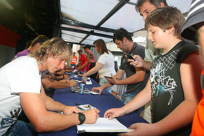 Součástí oslav stoletého výročí klubu FC Viktoria Plzeň byla také autogramiáda. Podepisoval se i Pavel Nedvěd